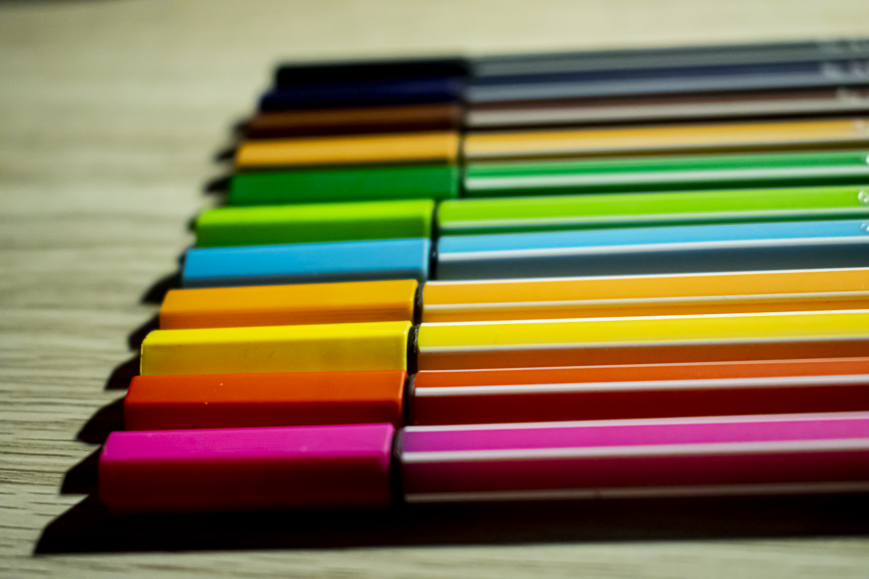 photographie de marqueurs colorés